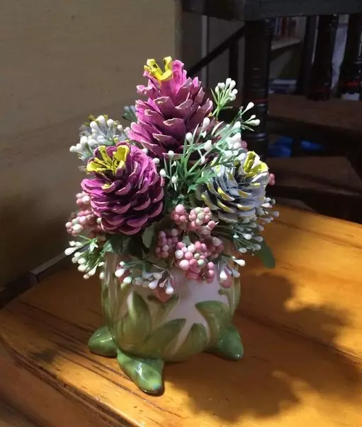 कोन (58 फोटो) च्या bouquets: कोन पासून फुले, शरद ऋतूतील पाने आणि cones सह bouquets. कसे हस्तकला चरण-दर-चरण मास्टर वर्ग वर मुलांना बालवाडी करण्यासाठी? 26654_4