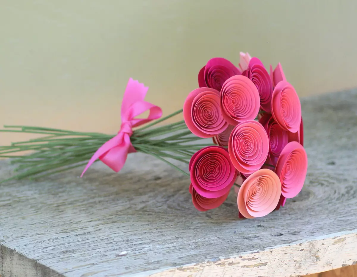 Bouquets for Mom Lakukan sendiri: Bagaimana cara membuatnya untuk ulang tahun dan sekolah di kelas master? Hadiah buatan sendiri sederhana 26662_2