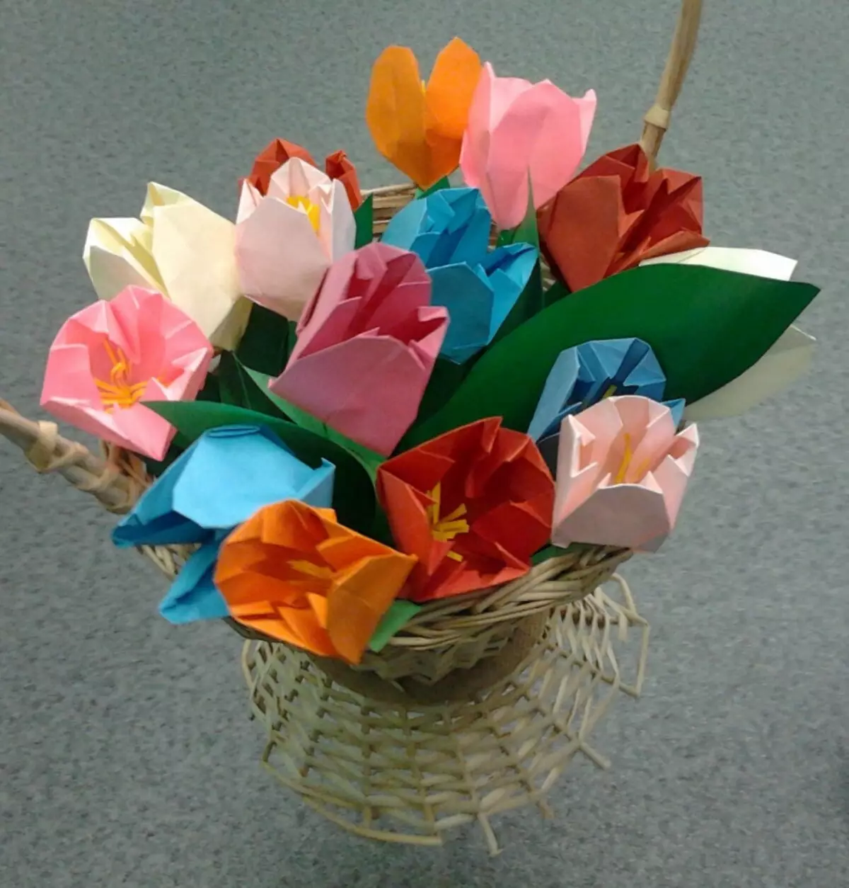 Blumensträuße für Mama tun es selbst: Wie man sie für einen Geburtstag und eine Schule auf einer Meisterklasse macht? Einfache hausgemachte Geschenke 26662_3