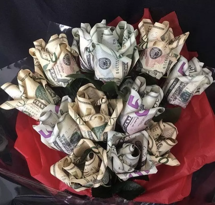 Bouquet denarja: Kako narediti cvetje iz računov z lastnimi rokami na korak-po-korak navodila začetnike? Monetary šopki rojstni dan rojstni dan 26664_16