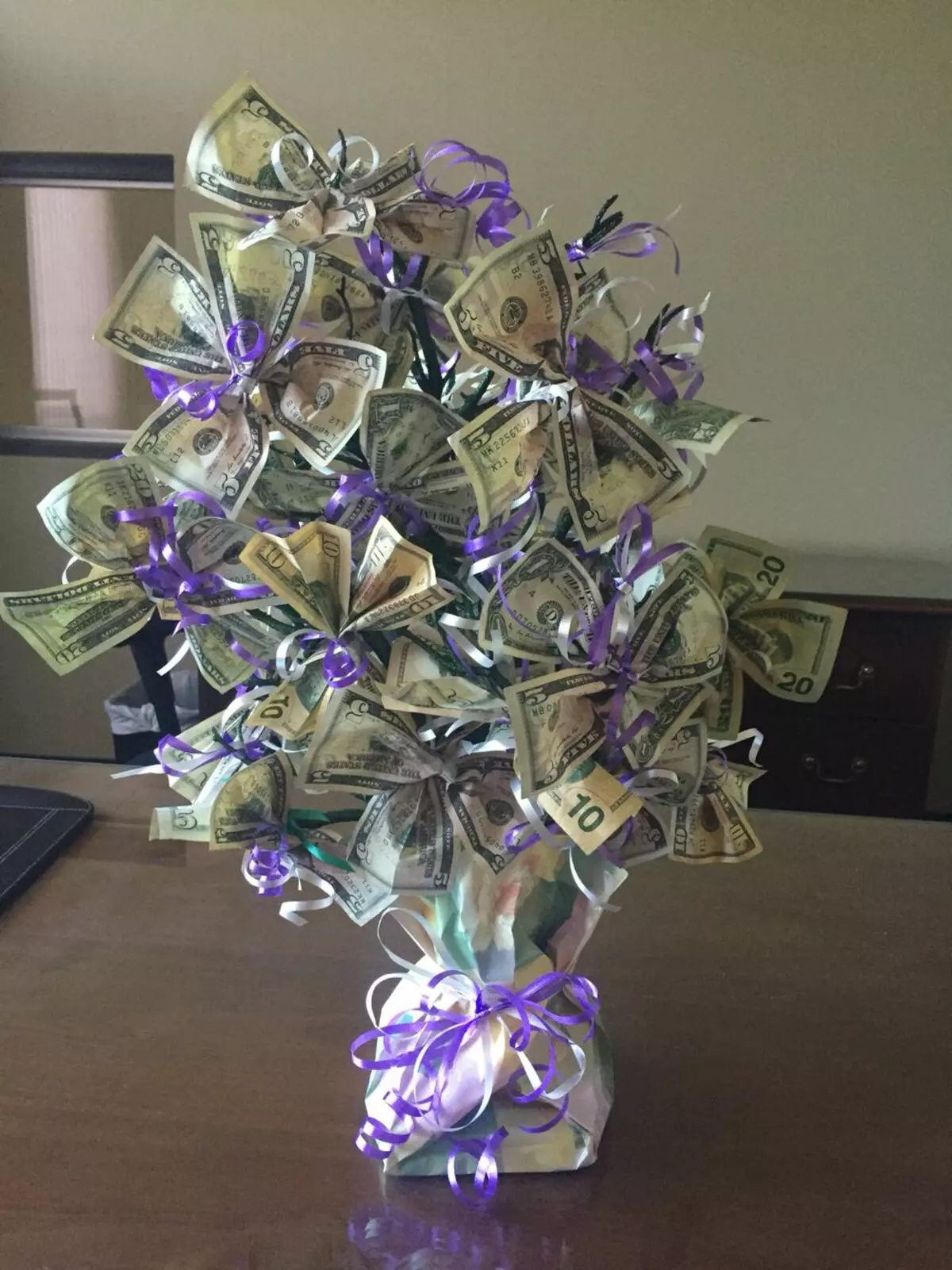 Ramo de dinero: ¿Cómo hacer flores de las facturas con sus propias manos en instrucciones paso a paso para principiantes? Bouquets monetarios cumpleaños cumpleaños 26664_19