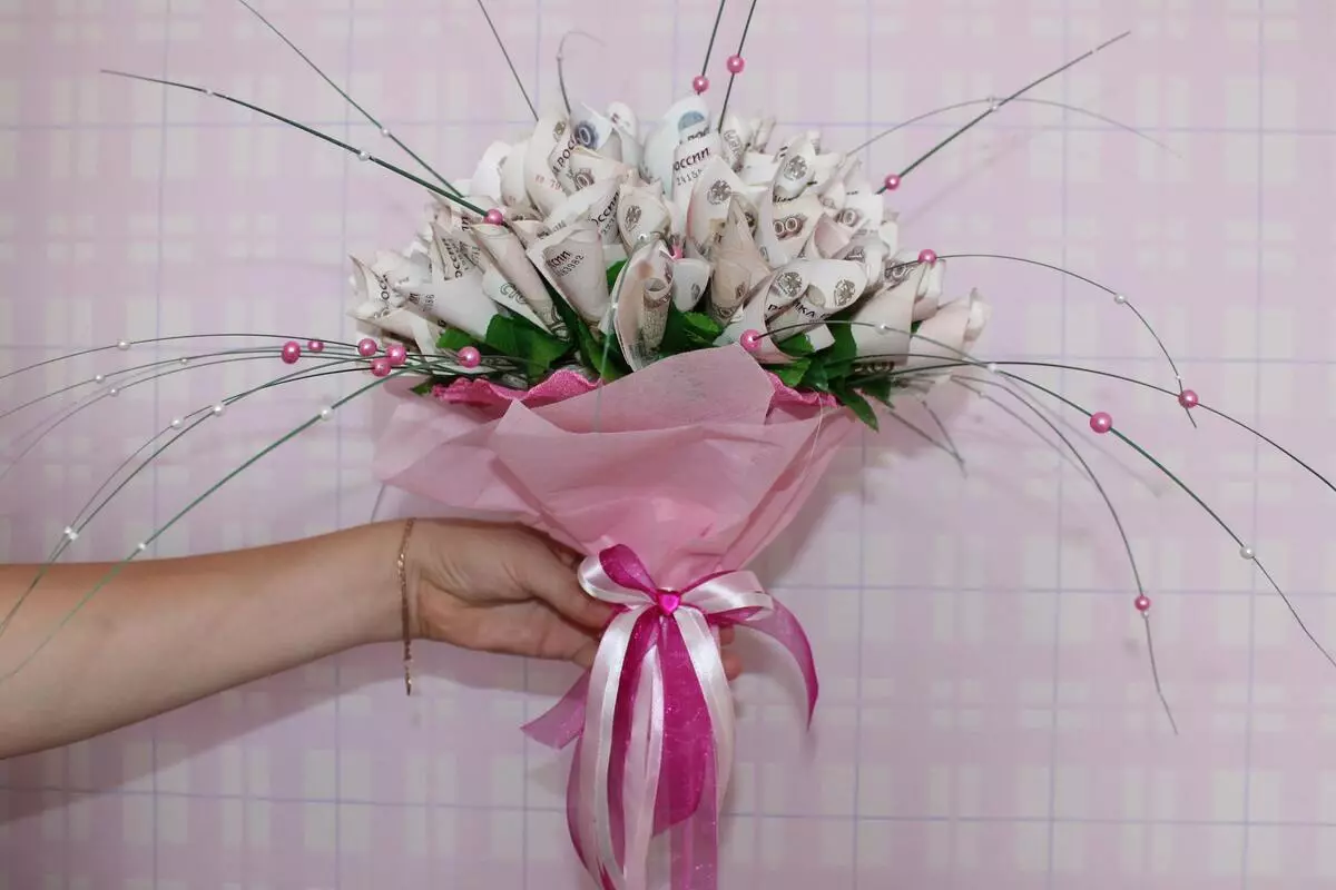 Bouquet wang: bagaimana untuk membuat bunga dari bil dengan tangan anda sendiri pada arahan langkah demi langkah pemula? Hari Lahir Bouquets Bouquets Monetari 26664_20