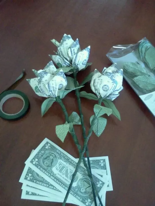 Bukett med penger: Hvordan lage blomster fra regninger med egne hender på trinnvise instruksjoner Nybegynnere? Monetære buketter bursdag bursdag 26664_25