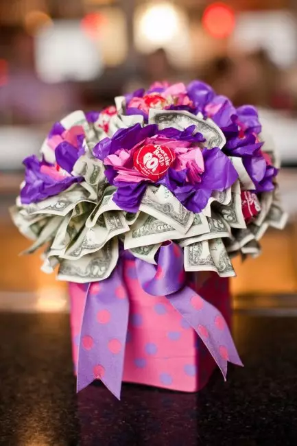 Bouquet de diñeiro: como facer flores de contas coas súas propias mans sobre instrucións paso a paso principiantes? Bouquets monetarios aniversario 26664_36