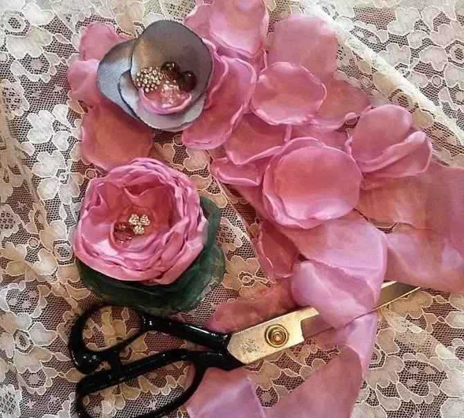 Blomster fra Organza med egne hænder (38 billeder): Sådan får du dem begyndere trin for trin på en masterklasse? Organza blomster med chiffon, slør og tyll 26666_17