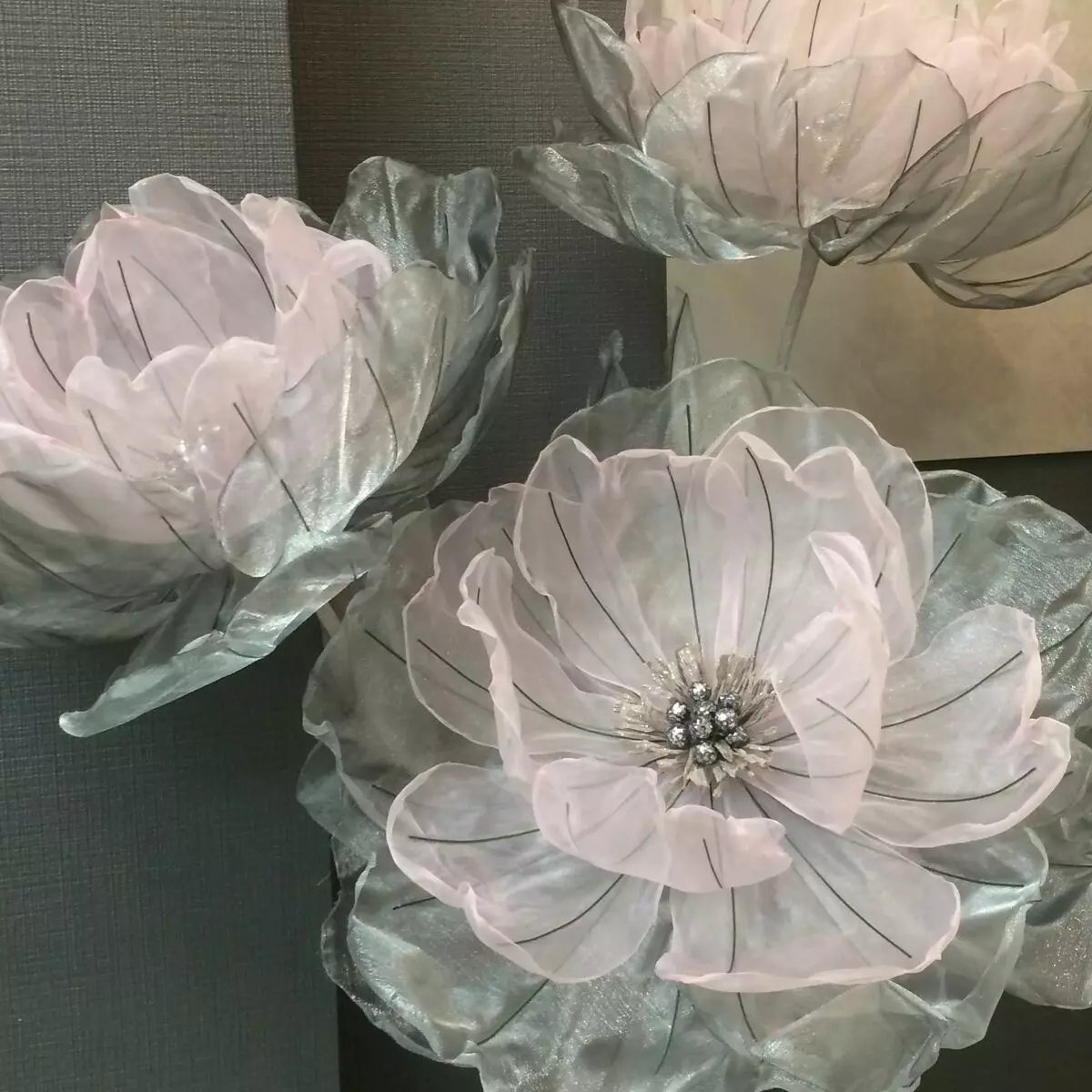 Blomster fra Organza med egne hænder (38 billeder): Sådan får du dem begyndere trin for trin på en masterklasse? Organza blomster med chiffon, slør og tyll 26666_6