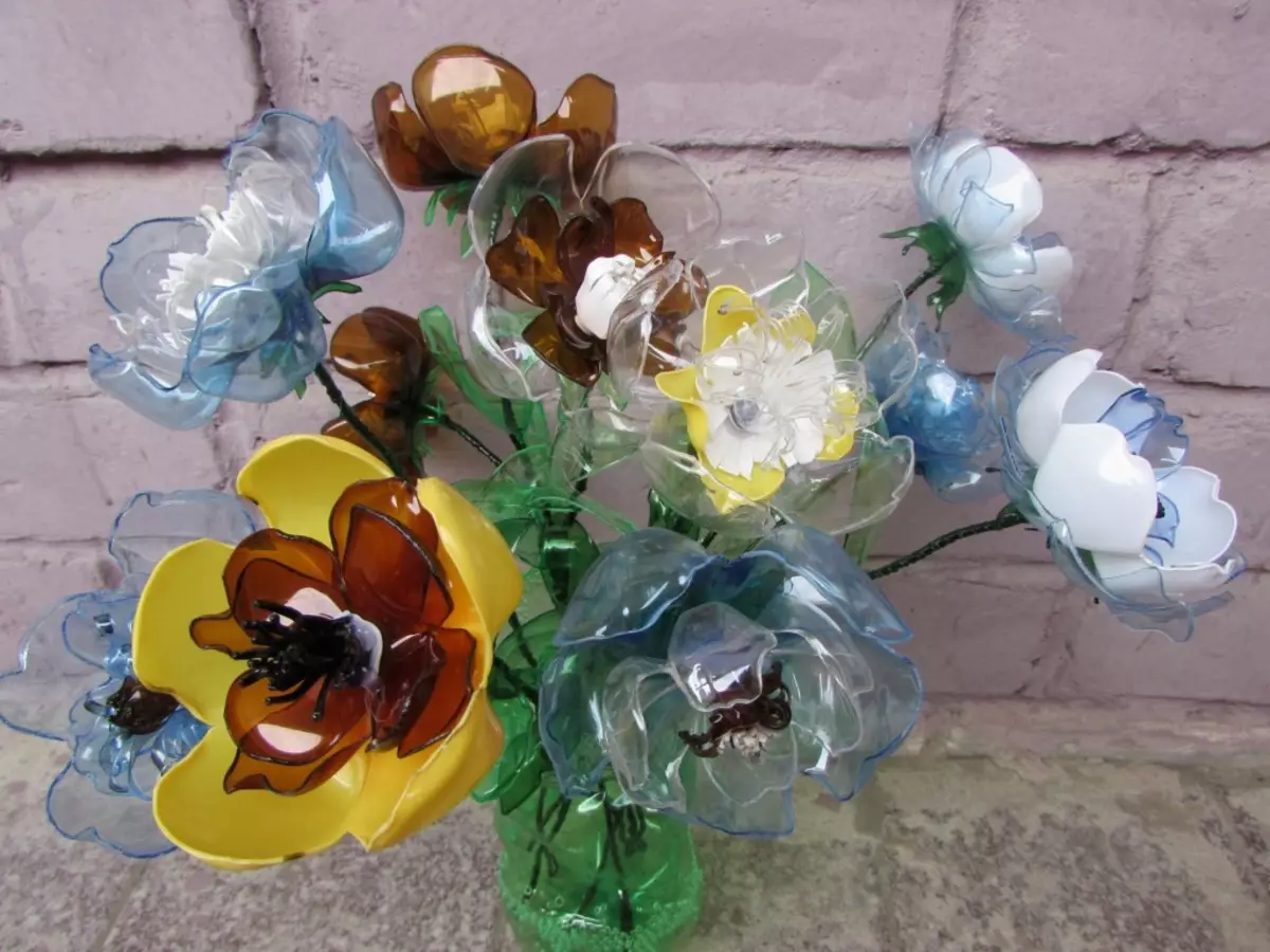 Цветы из донышка пластиковой бутылки