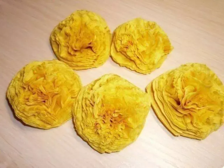 როგორ გააკეთოს ყვავილები საწყისი napkins? 49 ფოტო როგორ გავაკეთოთ ეს თავს დამწყებთათვის? ნაბიჯ ნაბიჯ აღწერილობა წარმოების მოცულობითი ლამაზი ყვავილი 26670_33