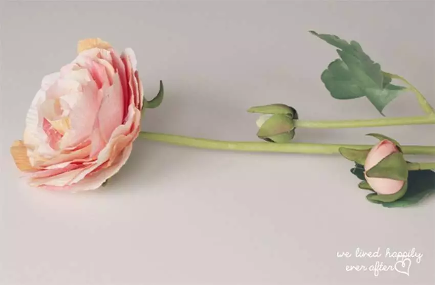 Flors de paper crepe amb les seves pròpies mans (32 fotos): Com fer roses principiants en una classe magistral? Què fer des de paper tinta i densa? 26671_10