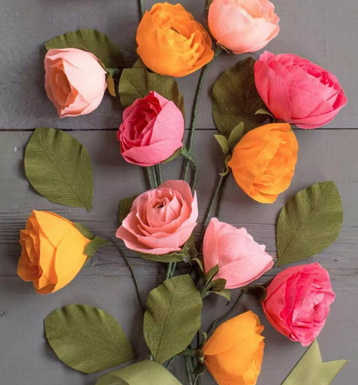 Flors de paper crepe amb les seves pròpies mans (32 fotos): Com fer roses principiants en una classe magistral? Què fer des de paper tinta i densa? 26671_2