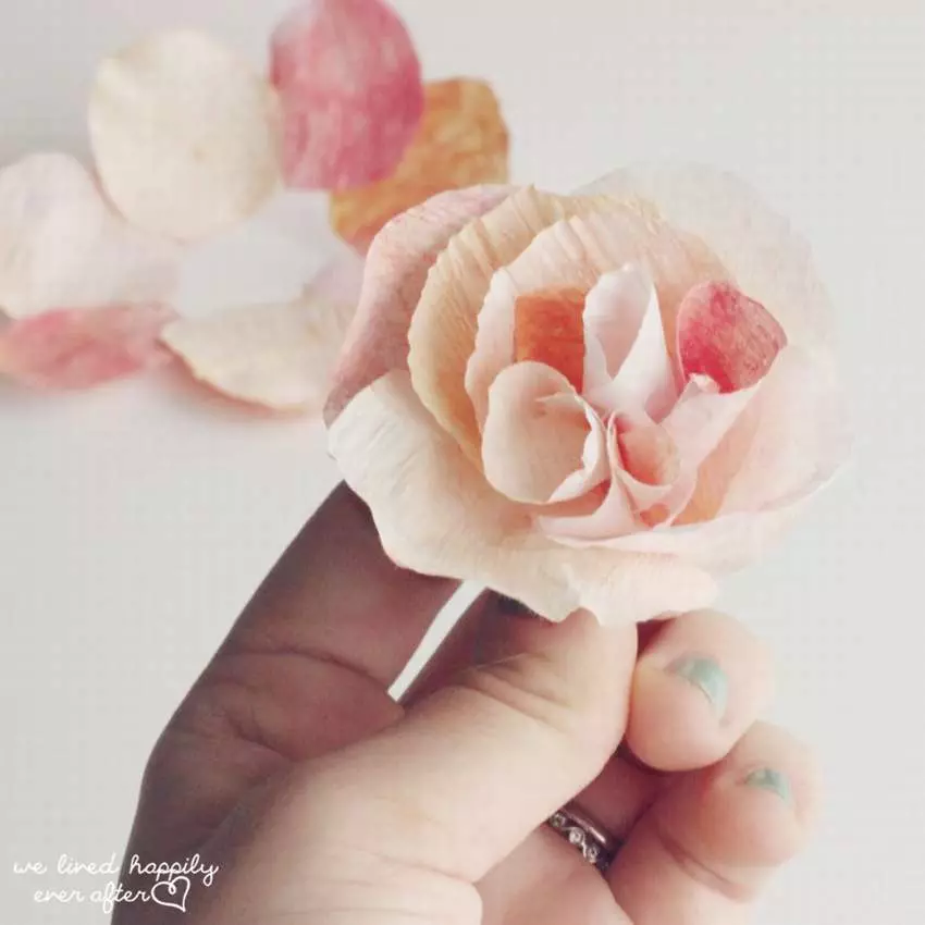 Flors de paper crepe amb les seves pròpies mans (32 fotos): Com fer roses principiants en una classe magistral? Què fer des de paper tinta i densa? 26671_8