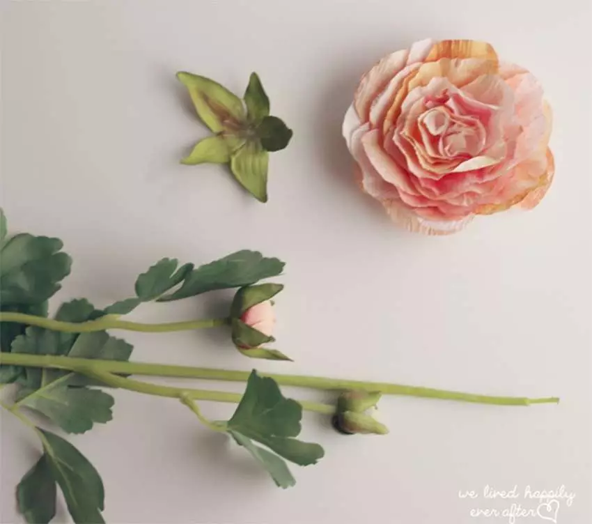 Flors de paper crepe amb les seves pròpies mans (32 fotos): Com fer roses principiants en una classe magistral? Què fer des de paper tinta i densa? 26671_9