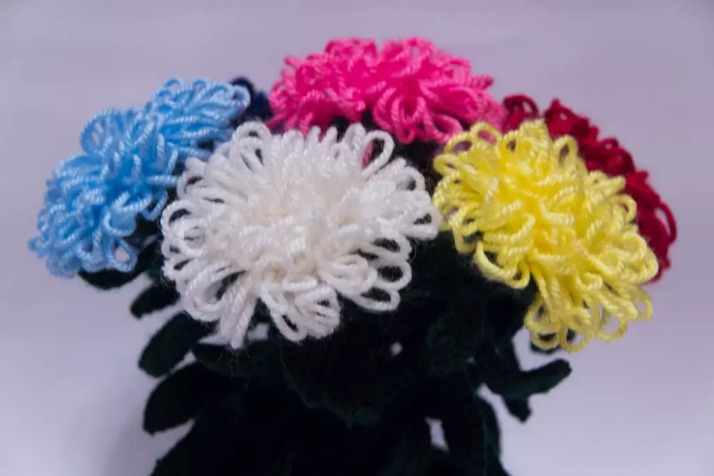 Blomster laget av tråder med egne hender (27 bilder): Hvordan for barn gjør blomster fra ullgarn for strikking og wire, fra Moulin og annet garn? 26672_2
