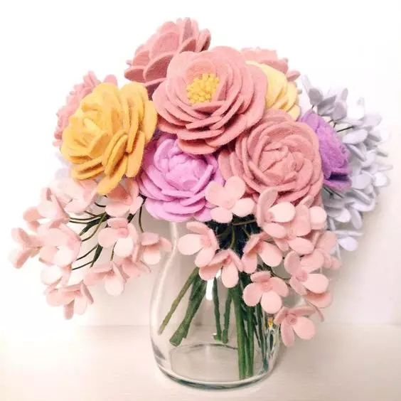 Квіти з фетру своїми руками (52 фото): як зробити букет покроково початківцям по майстер-класу? Об'ємні квіти для брошки 26675_49