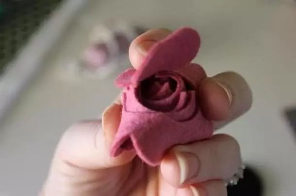 Fetra fleurs avec leurs propres mains (52 photos): Comment faire un bouquet de by-passeurs d'étape sur une classe de maître? Fleurs volumétriques pour broches 26675_7