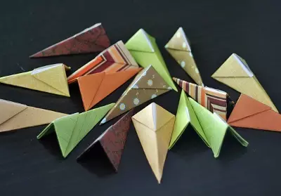 Vòng hoa giấy: Làm thế nào để làm một cái đầu của dây leo giấy bằng tay của chính bạn? Vòng hoa từ giấy sóng và màu, trong kỹ thuật origami 26689_18