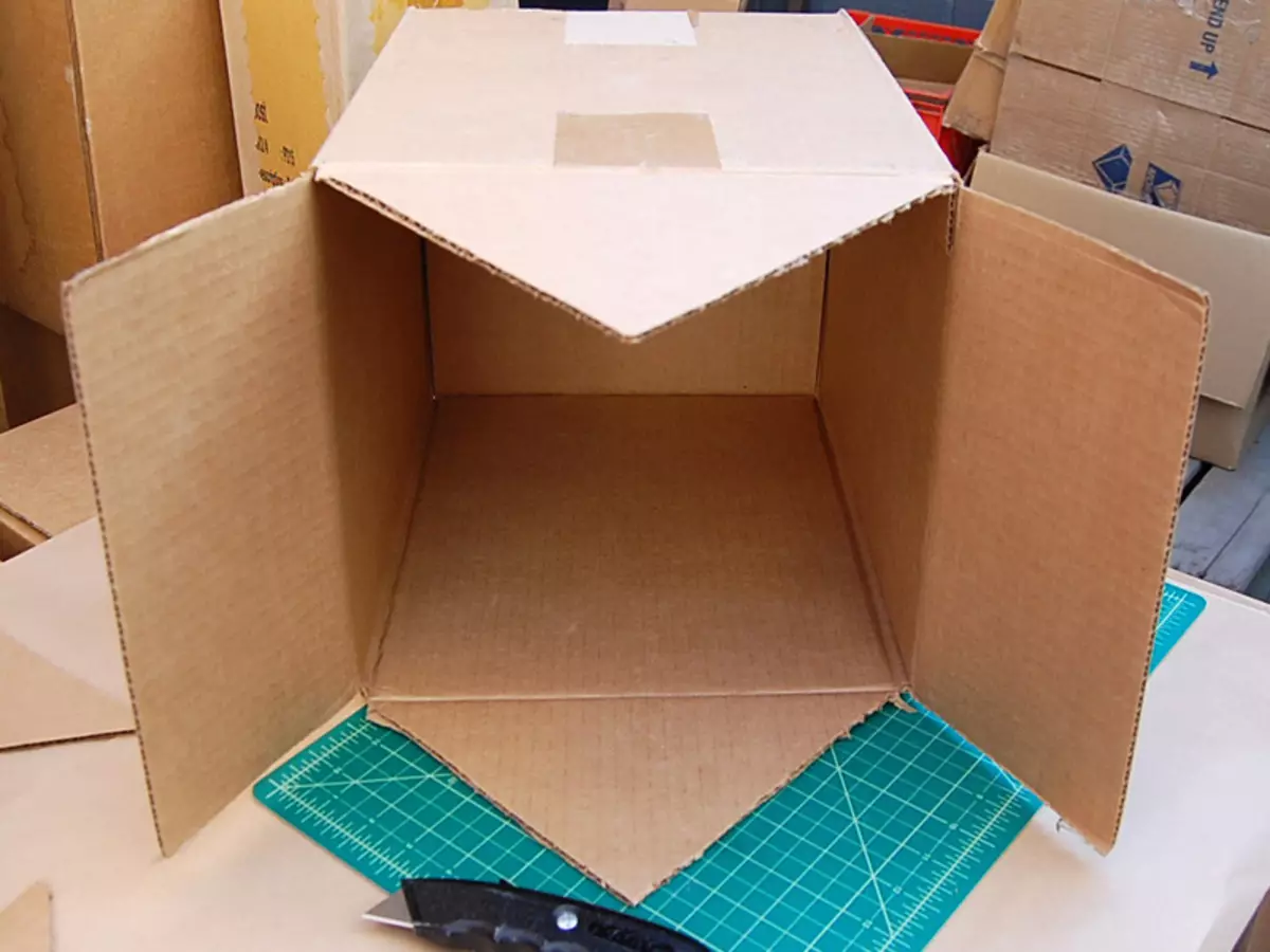 Сделать домик из коробки своими руками. Домик из картонной коробки. Домик из картона для детей. Домик из коробки для детей. Домики из больших картонных коробок.