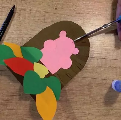 Håndværk til børn 4-5 år gammel: fra farve og sædvanlige. Volumetriske blomster gør det selv trin for trin. Instruktioner Fremstilling Andet Håndværk 26702_15