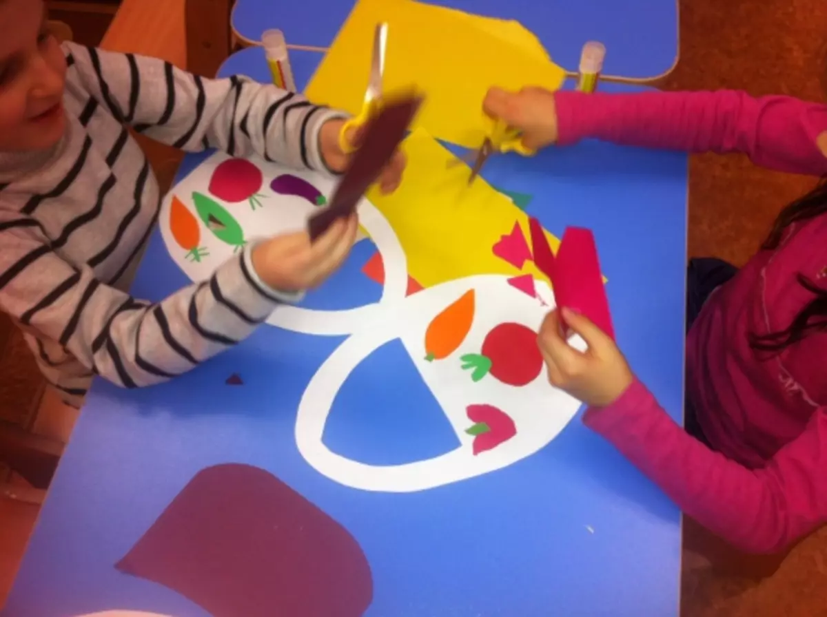 蔬菜和紙質成果：工藝品在不同年齡的兒童的主題上做到這一主題，散裝籃子與彩色紙果實和其他想法 26703_10