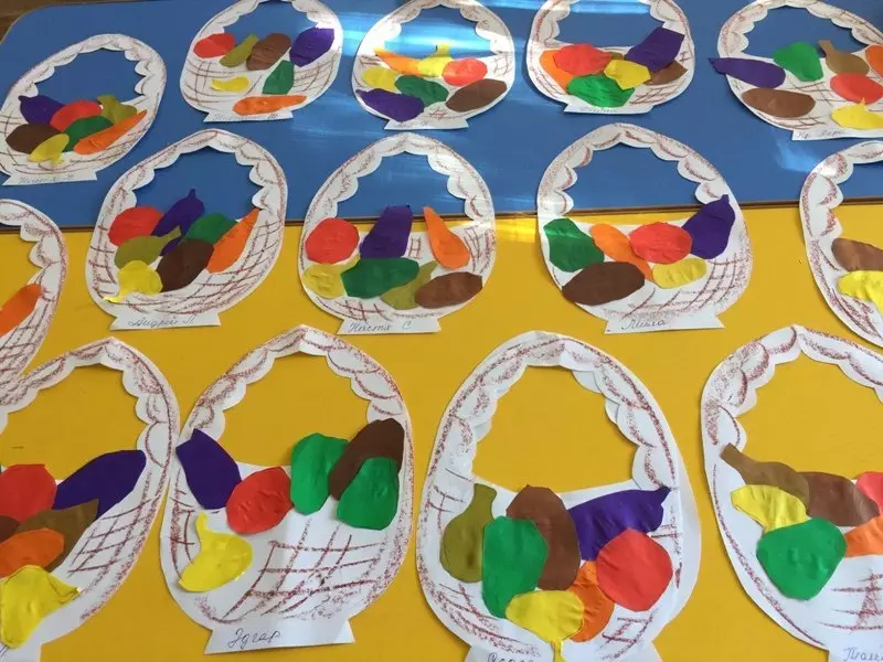 蔬菜和紙質成果：工藝品在不同年齡的兒童的主題上做到這一主題，散裝籃子與彩色紙果實和其他想法 26703_9