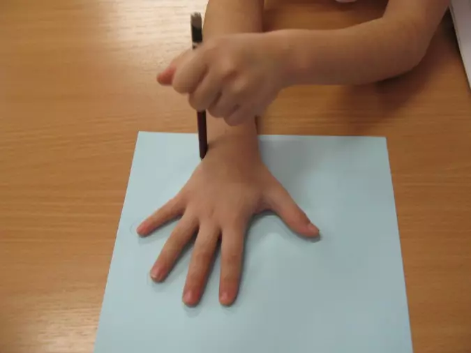 Håndverk fra papir og papp: Barnas lys håndverk gjør det selv for barn i grunnskolen. Hvordan lage timer og hva andre vakre vanlige håndverk kan gjøres? 26704_34