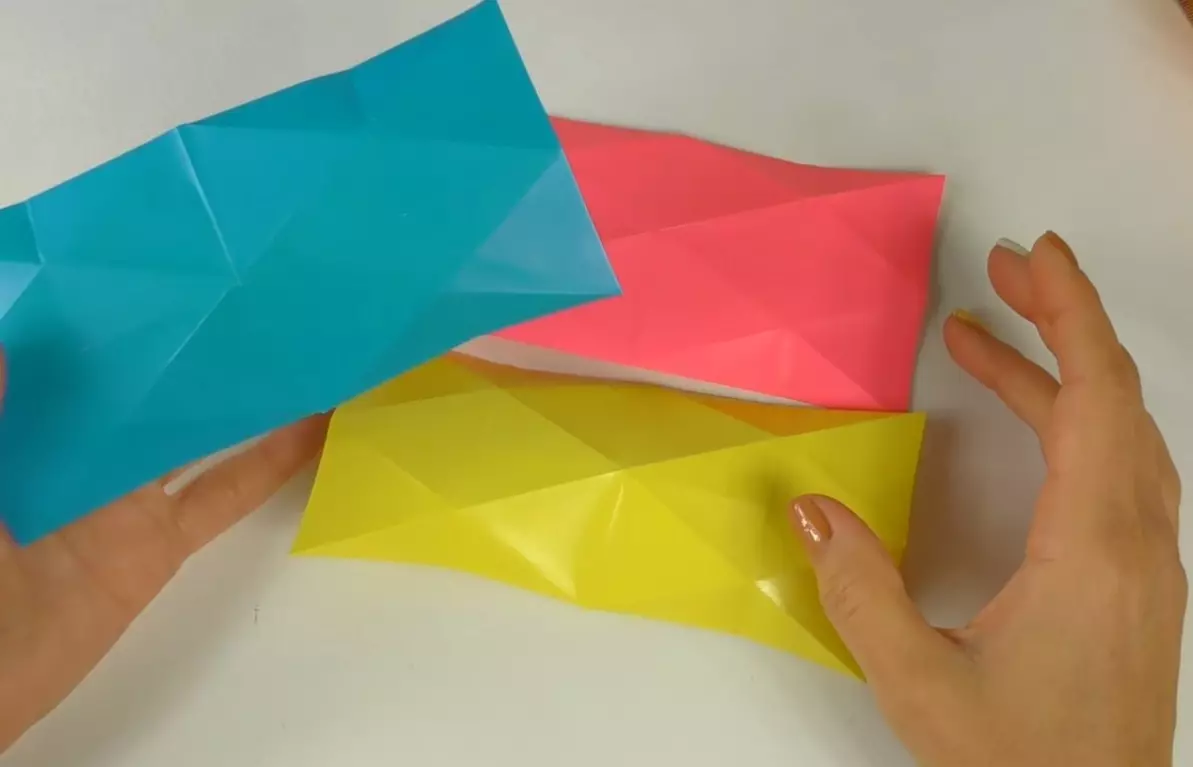 Ako urobiť Antistress z papiera? Origami-hračka to urobte sám. Ako ľahké urobiť papier proti stresu transformátor? Smiať sa a hada stupňov 26709_13