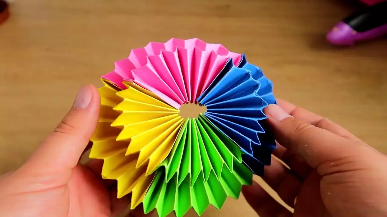 Comment faire une antistress de papier? Origami-jouet Faites-le vous-même. Comment faire un transformateur anti-stress papier? Faire des gicles et des étapes de serpent 26709_16