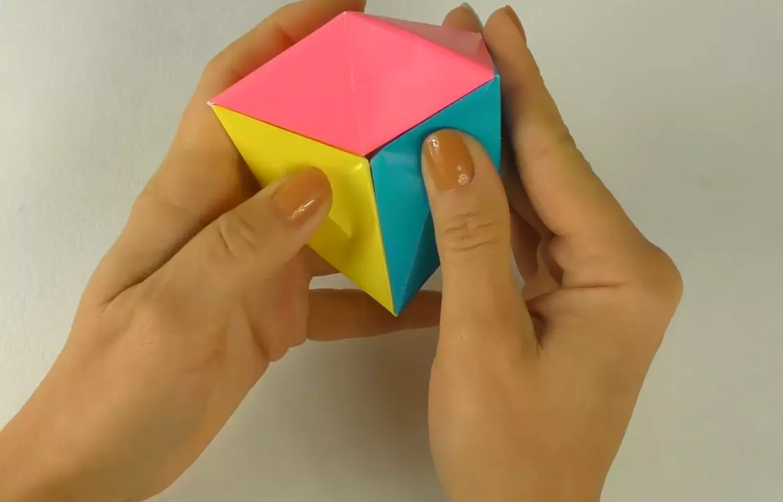 Hvordan laver man et antistress fra papir? Origami-legetøj gør det selv. Hvor nemt at lave en papir anti-stress transformer? Gøre squishes og slange stadier 26709_18