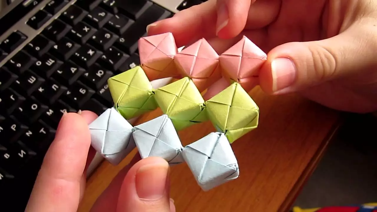 Hoe maak je een antistress van papier? Origami-Toy Doe het zelf. Hoe gemakkelijk om een ​​papieren anti-stress transformator te maken? Squishes en slangenfasen maken 26709_19