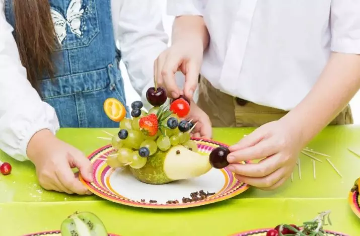 Fruit Crafts (48 kuvaa): Kindergartenissa ja koulussa. Mitä lapset tekevät sen itse? Autumn Hedgehog ja Caterpillar, Muut helppo syötävät käsityöt 26710_17