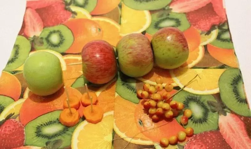 Fruit ambachten (48 foto's): yn beukerskoalle en skoalle. Wat te meitsjen dat bern it sels dogge? Autumn Hedgehog en Caterpillar, Oare maklike Eetbere ambachten 26710_33