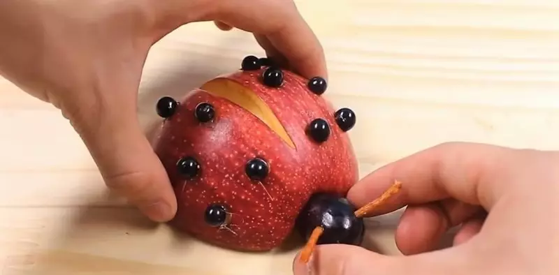 ხილის ხელოვნება (48 ფოტო): საბავშვო ბაღში და სკოლაში. რა უნდა გააკეთოს ბავშვებს საკუთარ თავს? შემოდგომის ზღარბი და Caterpillar, სხვა Easy საკვები Crafts 26710_39