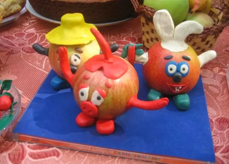 Fruit Crafts (48 kuvaa): Kindergartenissa ja koulussa. Mitä lapset tekevät sen itse? Autumn Hedgehog ja Caterpillar, Muut helppo syötävät käsityöt 26710_43