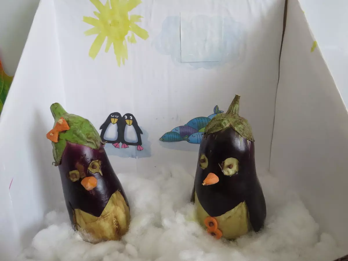Penguin aus Auberginen (30 Fotos): Wie man einen Crawler mit den eigenen Händen im Kindergarten nach den Anweisungen herstellt? Wie kann man einen Pinguin für Schulstufen schneiden? 26715_11