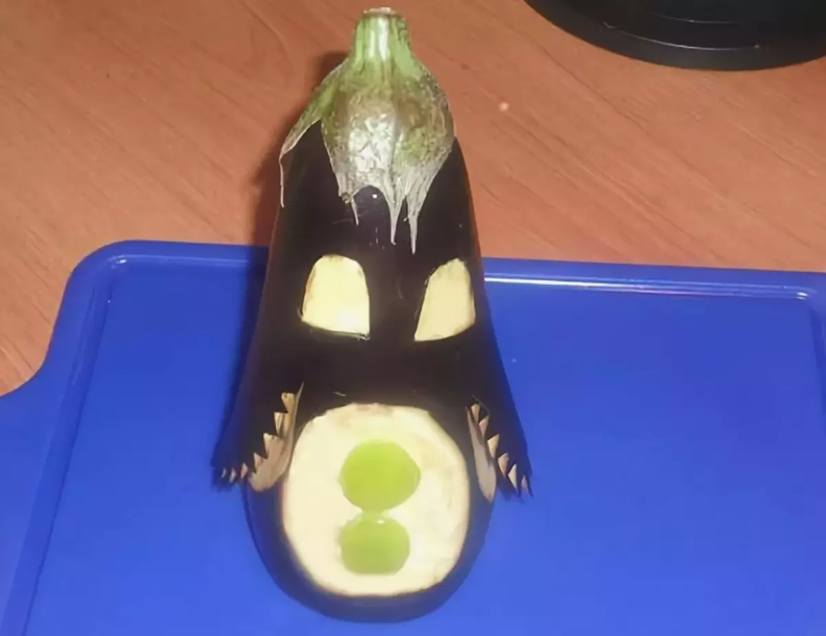 Penguin from Eggplant (30 photos): how to make a crawler with your own hands in kindergarten step by step according to the instructions? How to cut a penguin for school stages? 26715_14