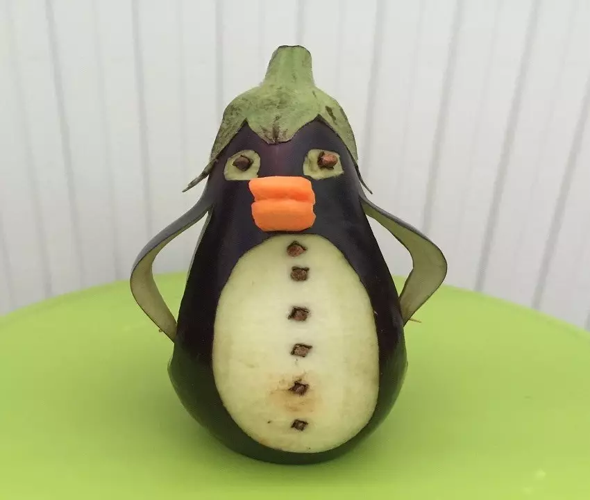 Penguin from Eggplant (30 photos): how to make a crawler with your own hands in kindergarten step by step according to the instructions? How to cut a penguin for school stages? 26715_18