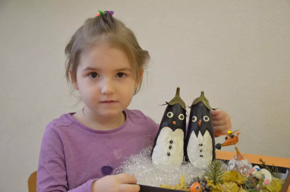 Penguin from Eggplant (30 photos): how to make a crawler with your own hands in kindergarten step by step according to the instructions? How to cut a penguin for school stages? 26715_29