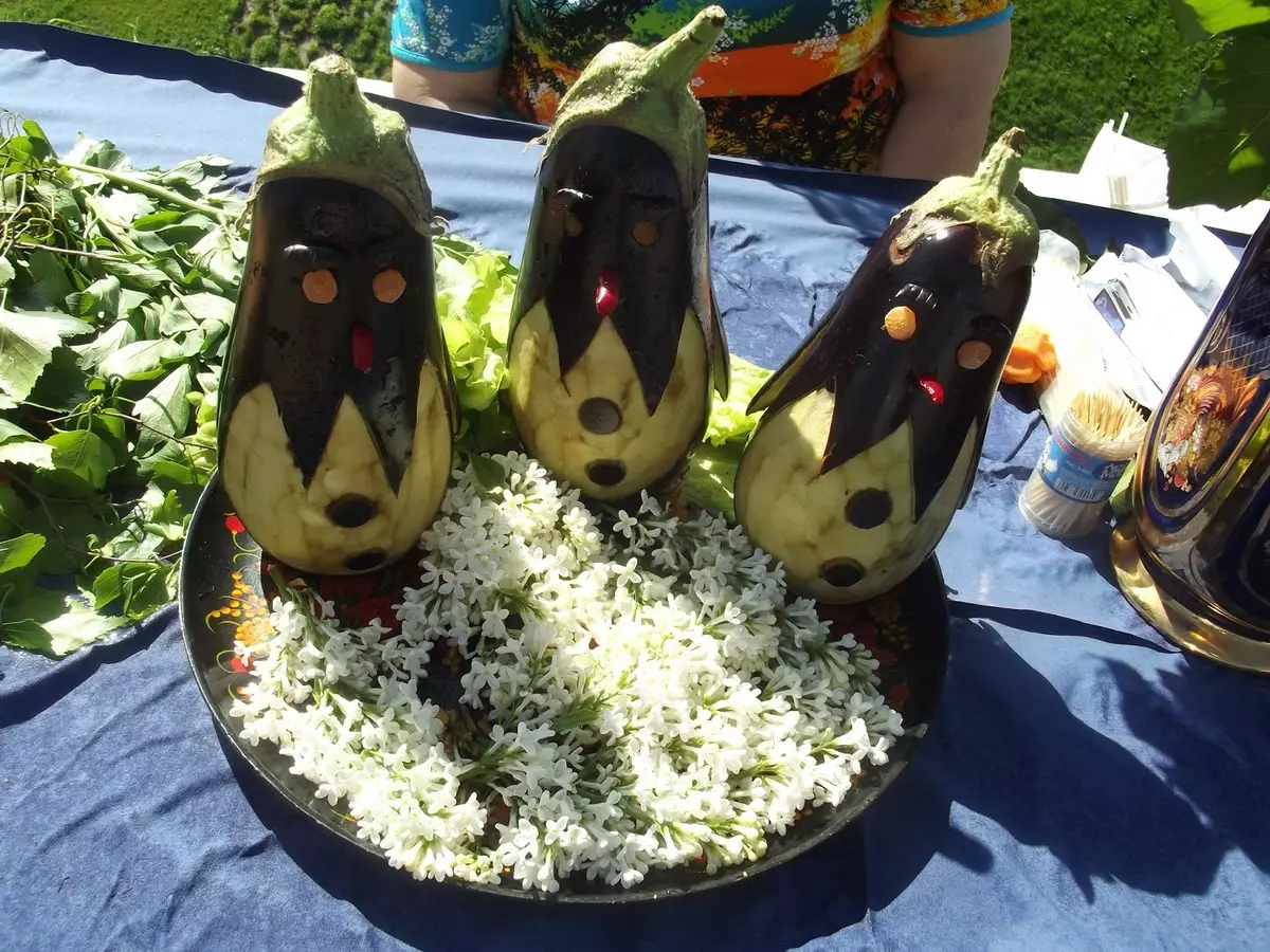 Penguin uit Aubergine (30 foto's): hoe om 'n kruiper maak met jou eie hande in die kindertuin stap vir stap volgens die instruksies? Hoe om 'n pikkewyn vir skool stadiums sny? 26715_3