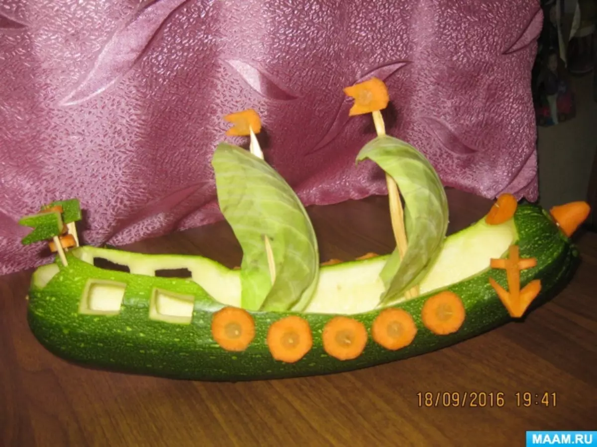 Skib og båd fra Zucchini (21 billeder): Hvordan man laver håndværk med dine egne hænder trin for trin? Ubåd i skole og fælles i børnehave, zucchini og kålbåd 26716_13