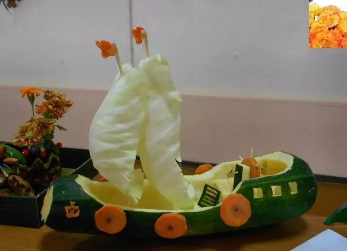 Ladja in čoln iz bucchini (21 fotografij): Kako izdelati obrti z lastnimi rokami korak za korakom? Podmornica v šoli in skupna v vrtcu, bučki in zelje 26716_14