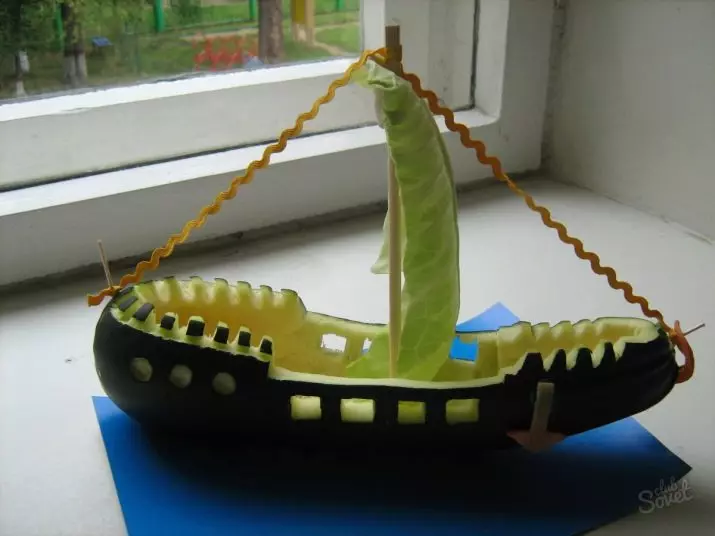 Корабель і човен з кабачка (21 фото): як зробити вироби своїми руками крок за кроком? Підводна човник в школу і звичайна в дитячий сад, кораблик з кабачка і капусти 26716_2