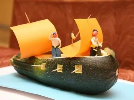 Skib og båd fra Zucchini (21 billeder): Hvordan man laver håndværk med dine egne hænder trin for trin? Ubåd i skole og fælles i børnehave, zucchini og kålbåd 26716_20