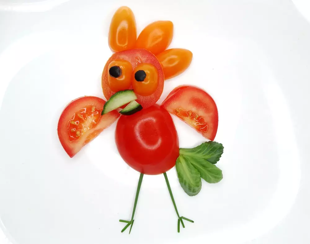 Amatniecība no tomātiem: zaļš tomātu kāpurs bērnudārzam ar savām rokām, mārīte skolā, rudens amatniecība no ķiršu tomātiem 26727_6