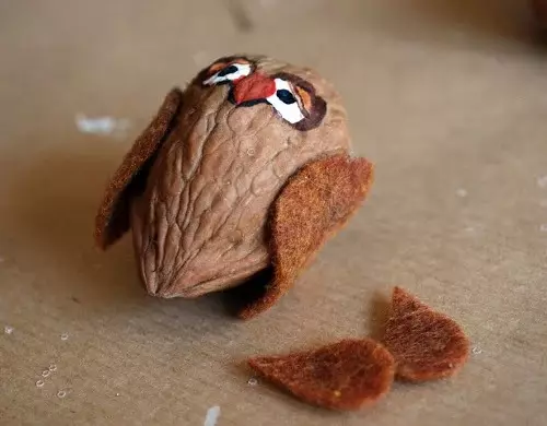 Ubuciko obuvela kuma-walnuts (izithombe ezingama-52): I-Autum Crafts kusuka egobolondweni yenza ngokwakho izingane ziye ezinganeni, izimfudu zivela emagobolondweni. Yibuphi obunye ubuciko obungenziwa? 26732_22