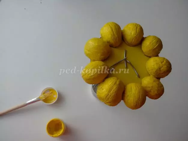 Řemesla z ořechů (52 fotografií): Podzimní řemesla z Shell to udělat sami za děti do mateřské školy, želvy z mušlí. Jaké další řemesla mohou být provedena? 26732_42
