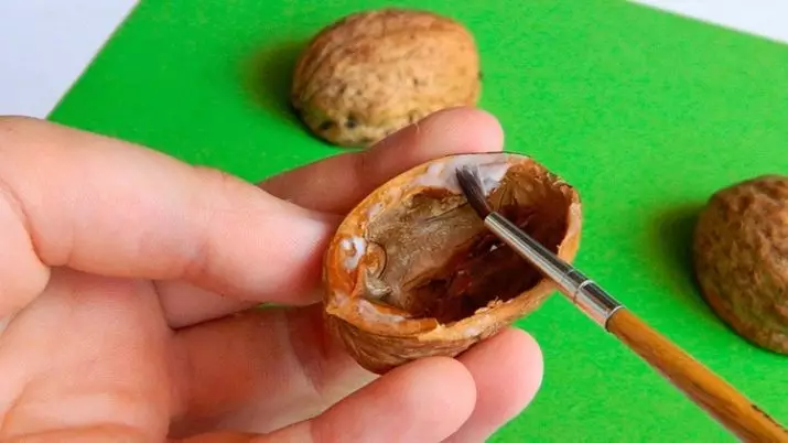 Kerajinan saka walnuts (52 foto): Kerajinan musim gugur saka cangkang kasebut dhewe kanggo bocah-bocah menyang bocah-bocah, kura-kura saka cangkang. Apa kerajinan liyane sing bisa ditindakake? 26732_8