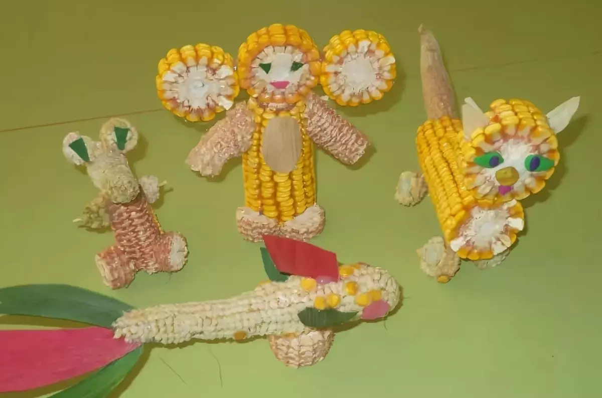 Kukurūzų amatai (44 nuotraukos): vaikų darželiams ir mokykloms, minionams ir amatininkams apie rudens temą su savo rankomis nuo COB ir kukurūzų lapų 26737_20