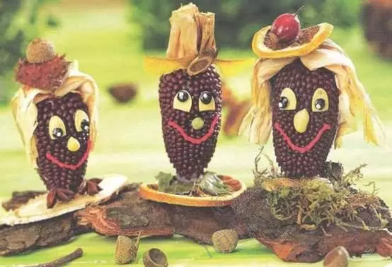 Corn Crafts (44 foto's): voor kleuterscholen en scholen, minions en ambachten op het onderwerp van de herfst met hun eigen handen van de maïskolf en maïsblaadjes 26737_22