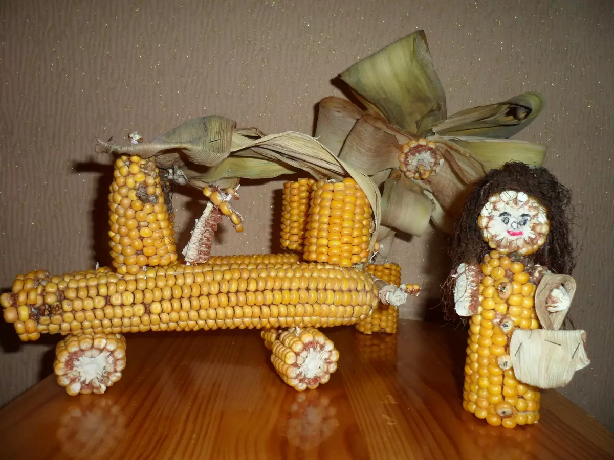 Изделия от царевица (44 снимки) за детска градина и училище, слуги и занаяти по темата за есента с ръцете и ушите на царевица листата си 26737_25