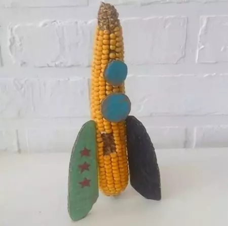 Corn crafts (44 mga larawan): para sa mga kindergarten at mga paaralan, minions at crafts sa paksa ng taglagas na may kanilang sariling mga kamay mula sa mga dahon ng cob at mais 26737_26